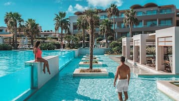 Inomhuspool, 4 utomhuspooler, parasoller och solstolar