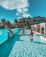 Una piscina techada, 4 piscinas al aire libre, sombrillas