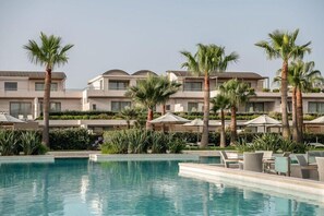Una piscina techada, 4 piscinas al aire libre, sombrillas