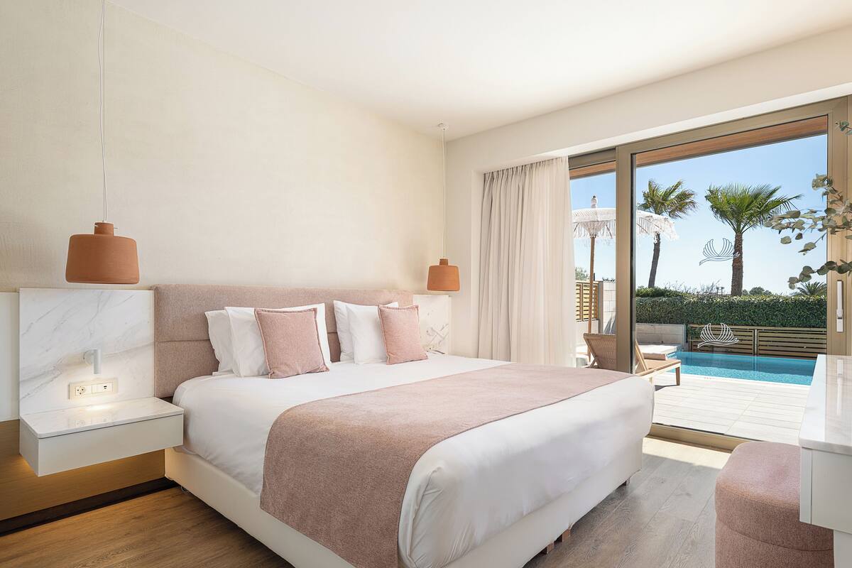 Premium Suite, Private Pool - Residence Collection (Adults Only 13+) | Egyptian cotton sheets, premium bedding, pillowtop beds, minibar