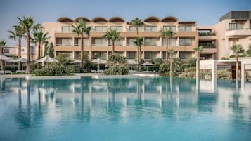 Innenpool, 4 Außenpools, Sonnenschirme, Liegestühle