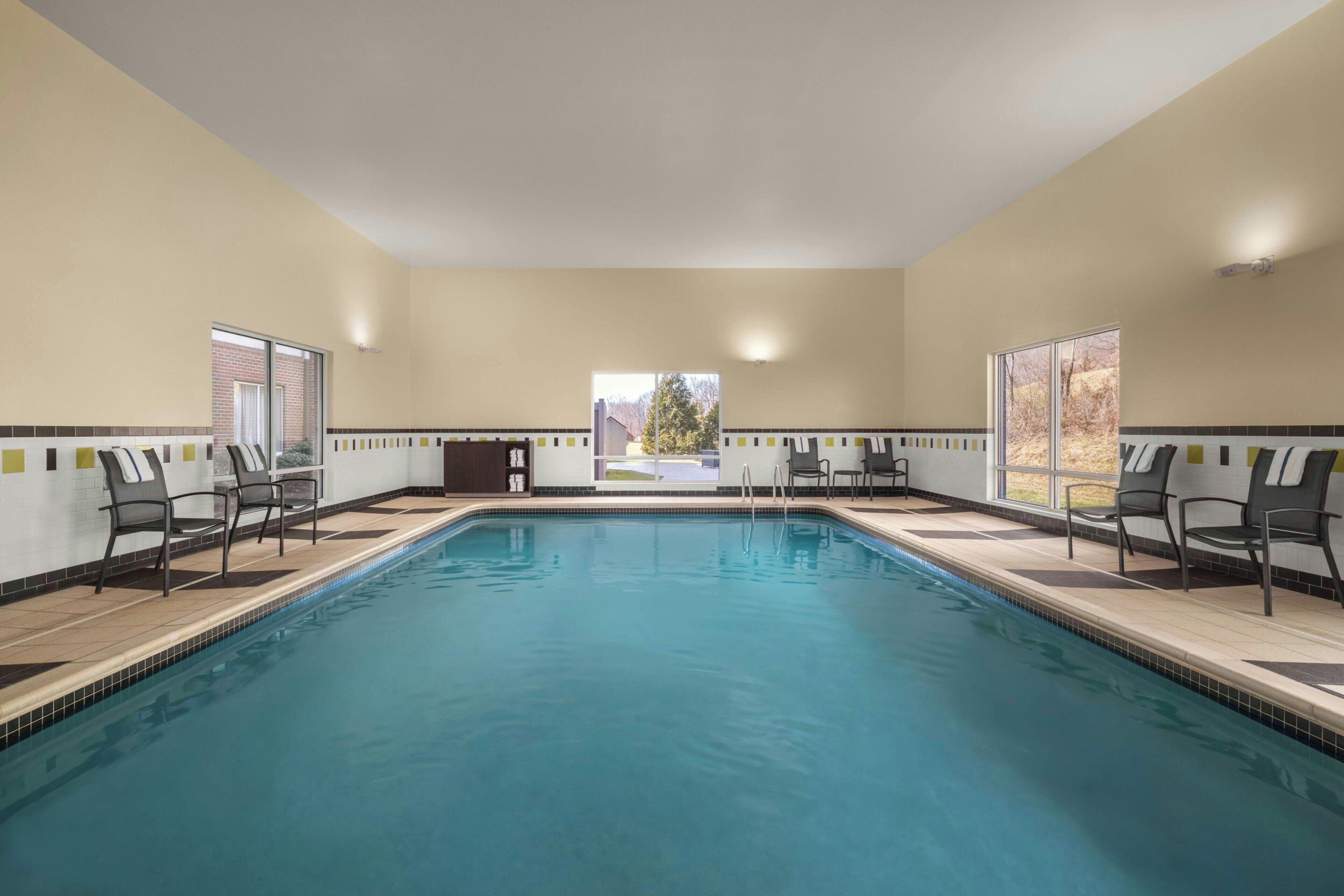 Piscine couverte, chaises longues