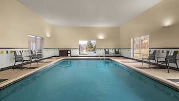 Piscine couverte, chaises longues