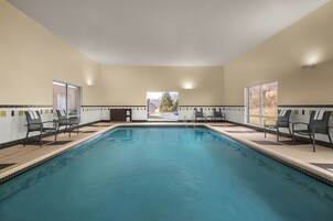 Indoor pool, sun loungers
