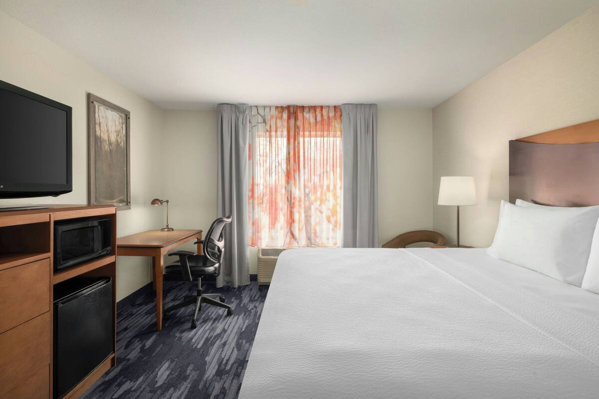 Premium bedding, down comforters, in-room safe, desk