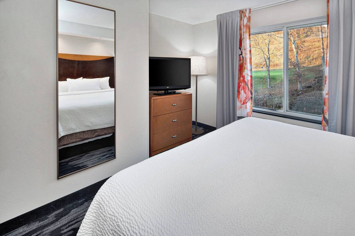 premium bedding, down duvets, in-room safe, blackout curtains