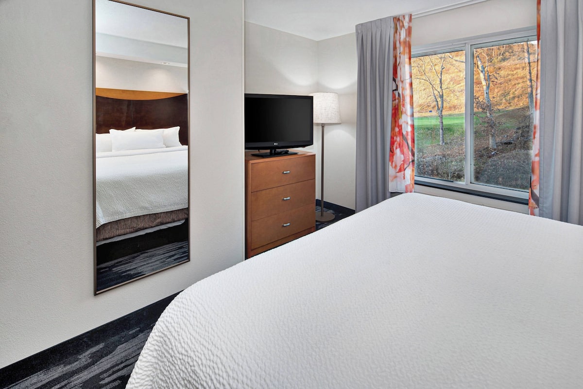 Executive Suite, 1 King Bed with Sofa bed | Premium bedding, down comforters, in-room safe, desk