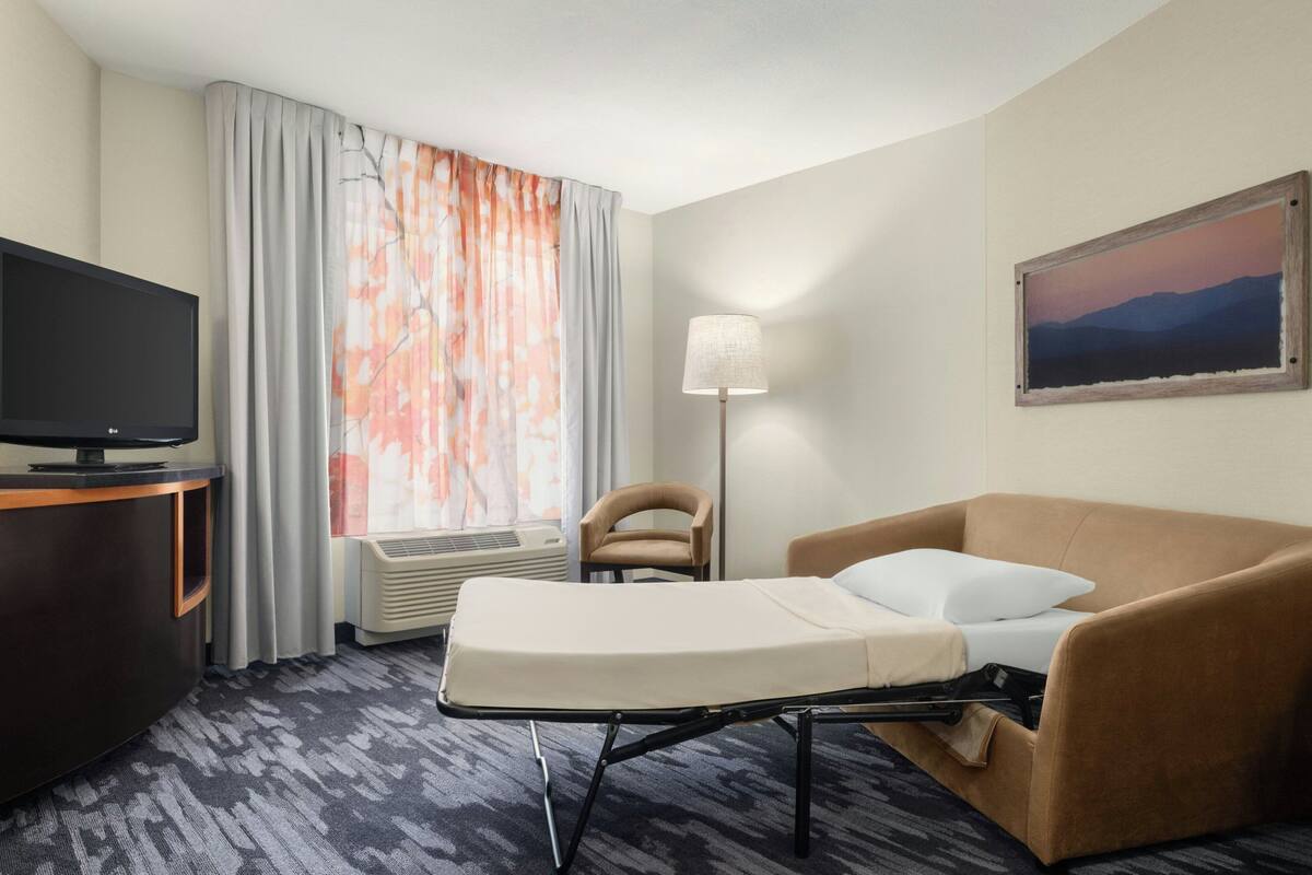 Premium bedding, down comforters, in-room safe, desk