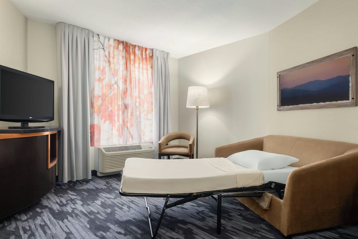 Premium bedding, down comforters, in-room safe, desk