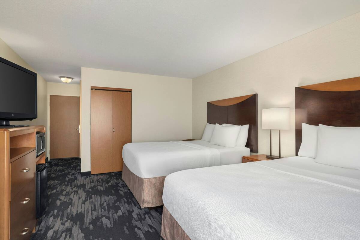 Premium bedding, down comforters, in-room safe, desk