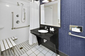 Kombination af bruser/badekar, designertoiletartikler, hårtørrer