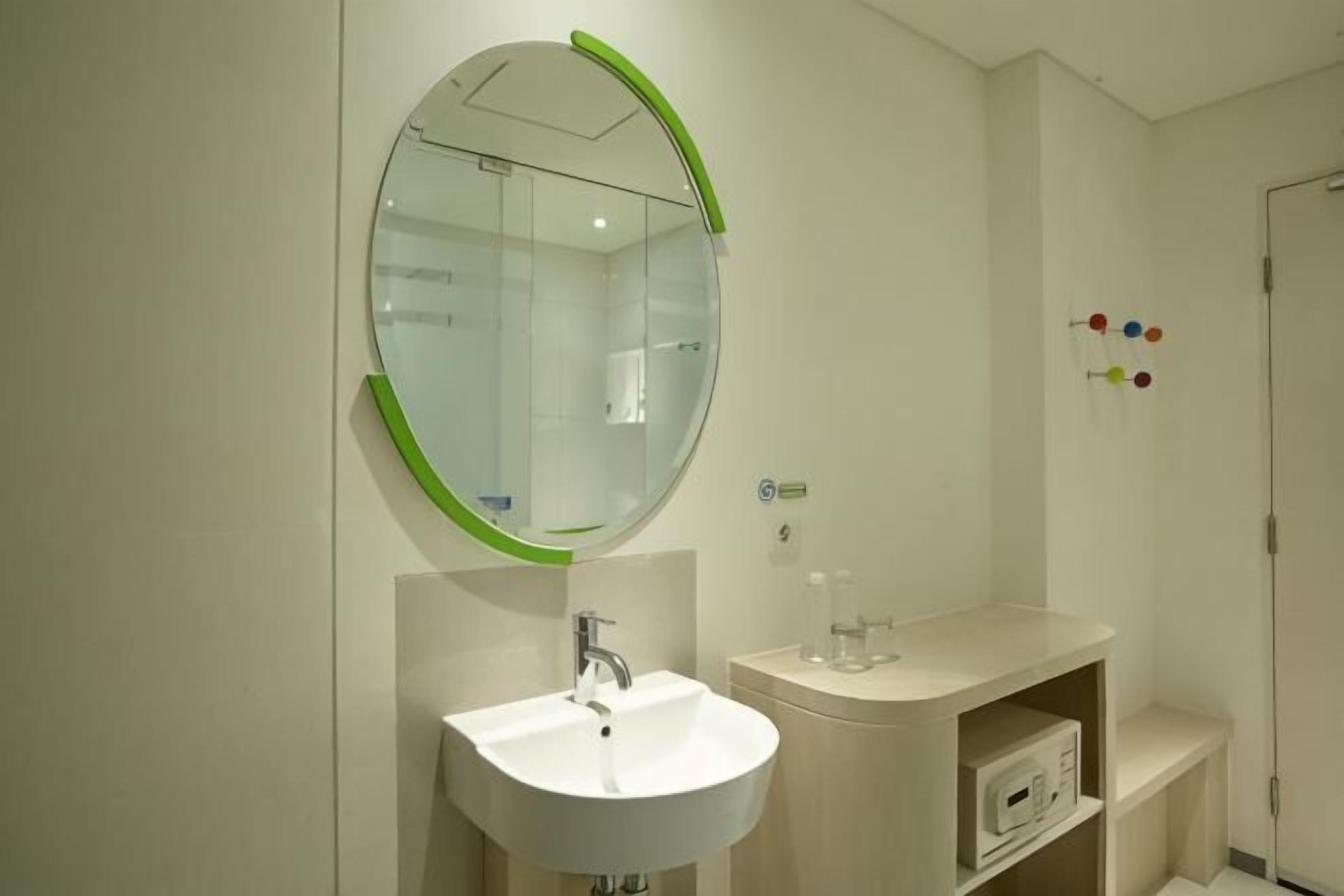Shower, free toiletries, towels