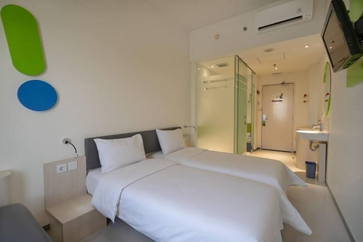 Premium bedding, in-room safe, desk, soundproofing