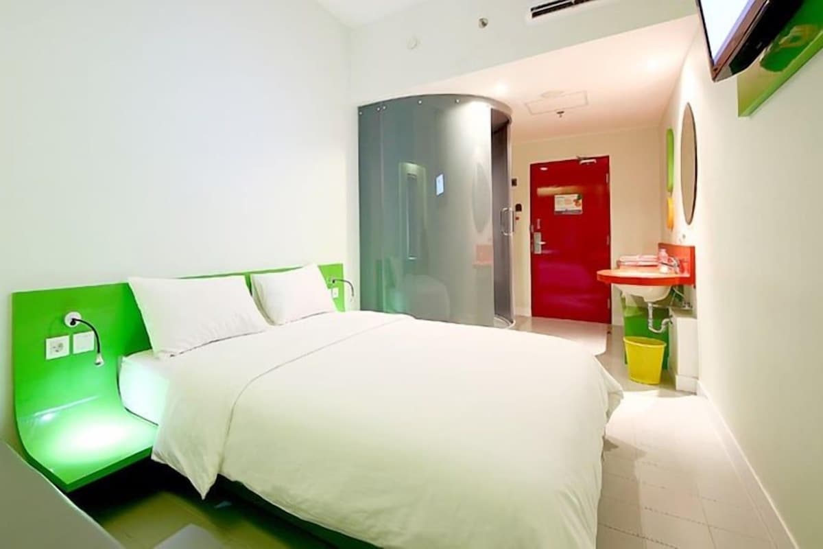 Premium bedding, in-room safe, desk, soundproofing