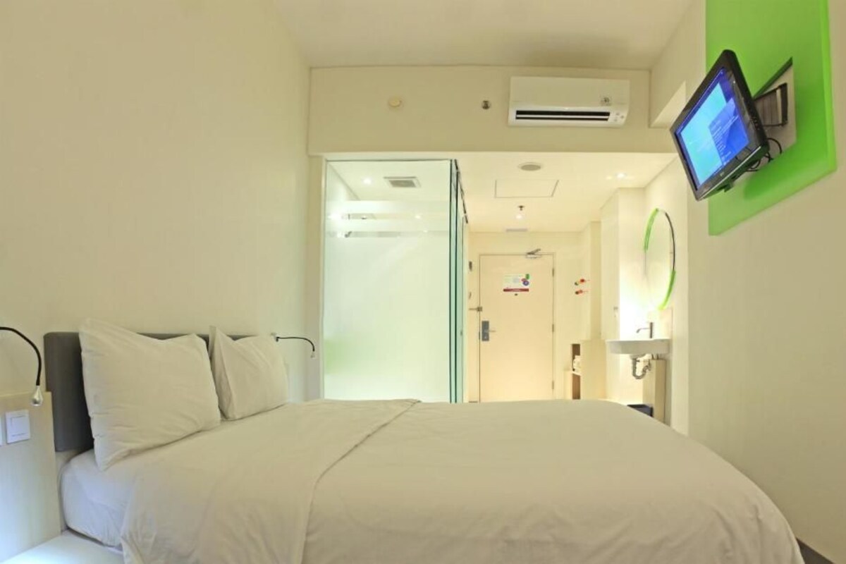 Premium bedding, in-room safe, desk, soundproofing