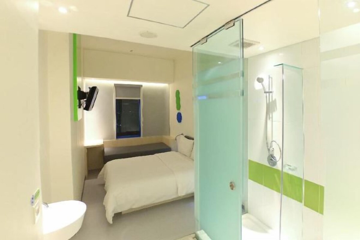 Ropa de cama de alta calidad y caja de seguridad en la habitación 
