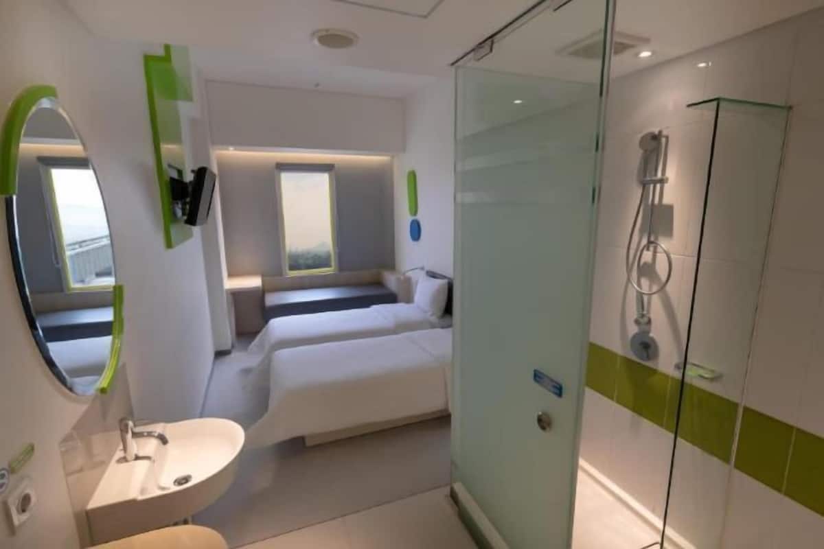 Badezimmer | Dusche, kostenlose Toilettenartikel, Handtücher