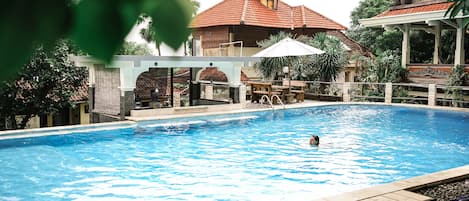 Piscine extérieure, chaises longues