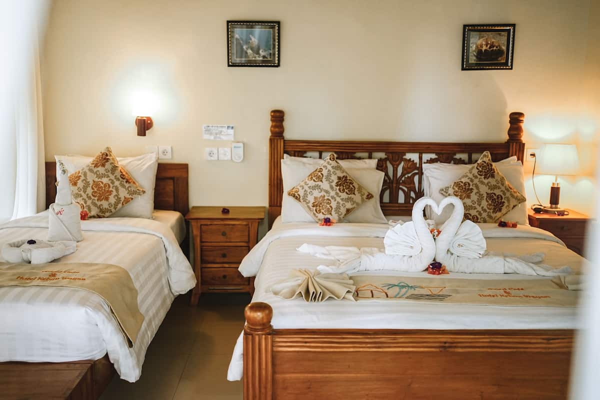 Deluxe driepersoonskamer, 1 slaapkamer, koelkast, uitzicht op zwembad | Lakens van Egyptisch katoen, luxe beddengoed, een minibar