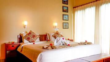 Habitación Deluxe con 1 cama matrimonial o 2 individuales, vista a la alberca, junto a la alberca | Sábanas de algodón egipcio, ropa de cama de alta calidad y minibar