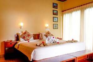 Superior Pool Room | Egyptian cotton sheets, premium bedding, minibar, individually decorated - Amed Cafe & Hotel Kebun Wayan (Karangasem)