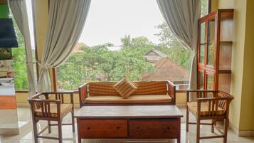 Habitación cuádruple Confort, varias camas (Air Conditioner) | Sábanas de algodón egipcio, ropa de cama de alta calidad y minibar