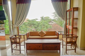 Comfort Quadruple Room, Multiple Beds (Air Conditioner) | Egyptian cotton sheets, premium bedding, minibar, individually decorated - Amed Cafe & Hotel Kebun Wayan (Karangasem)