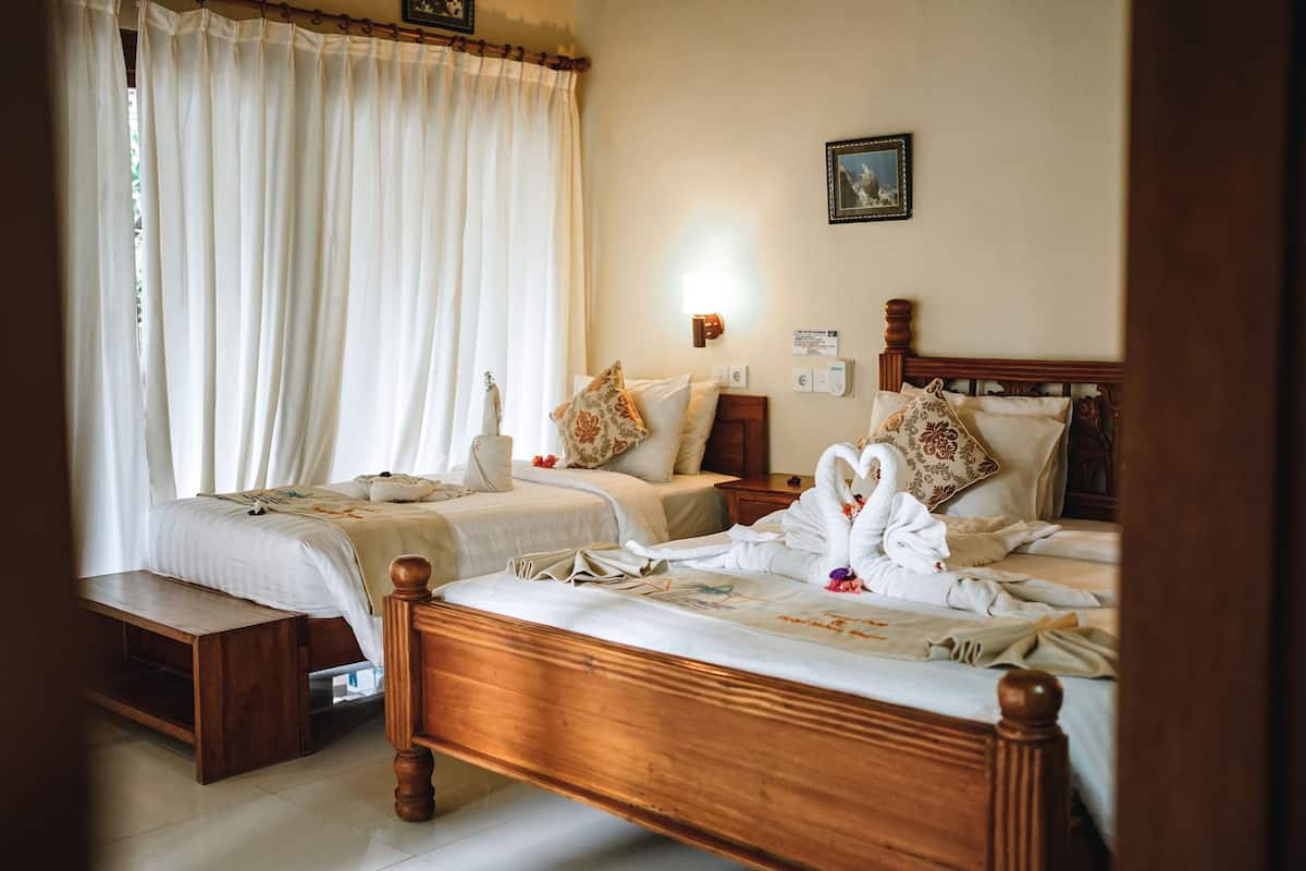 Chambre triple Deluxe, 1 chambre, réfrigérateur, vue sur la piscine | Draps en coton égyptien, literie de qualité, minibar, décor unique