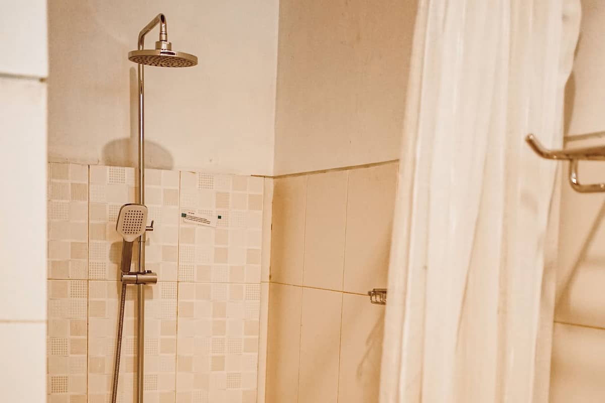 Een douche, gratis toiletartikelen, een haardroger, pantoffels