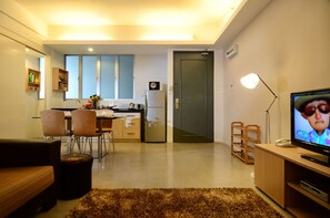 Premier-Apartment, 1 Schlafzimmer (With Study Room) | Wohnbereich | 32-Zoll-LCD-Fernseher mit Kabelempfang, Fernseher