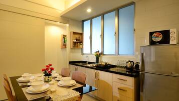 Executive Two Bedroom Apartment With Study Room | In-room dining