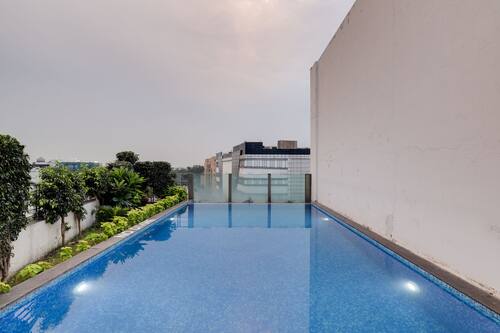 Outdoor pool, pool loungers