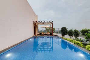 Outdoor pool, pool loungers - Lemon Tree Hotel, Chandigarh (Chandigarh)