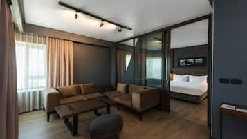 Suite, 1 Bedroom | Living room | Smart TV