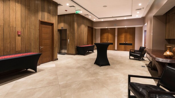 Un hall d’entrée spacieux comprenant une table de billard, une table de snooker et un coin bar.