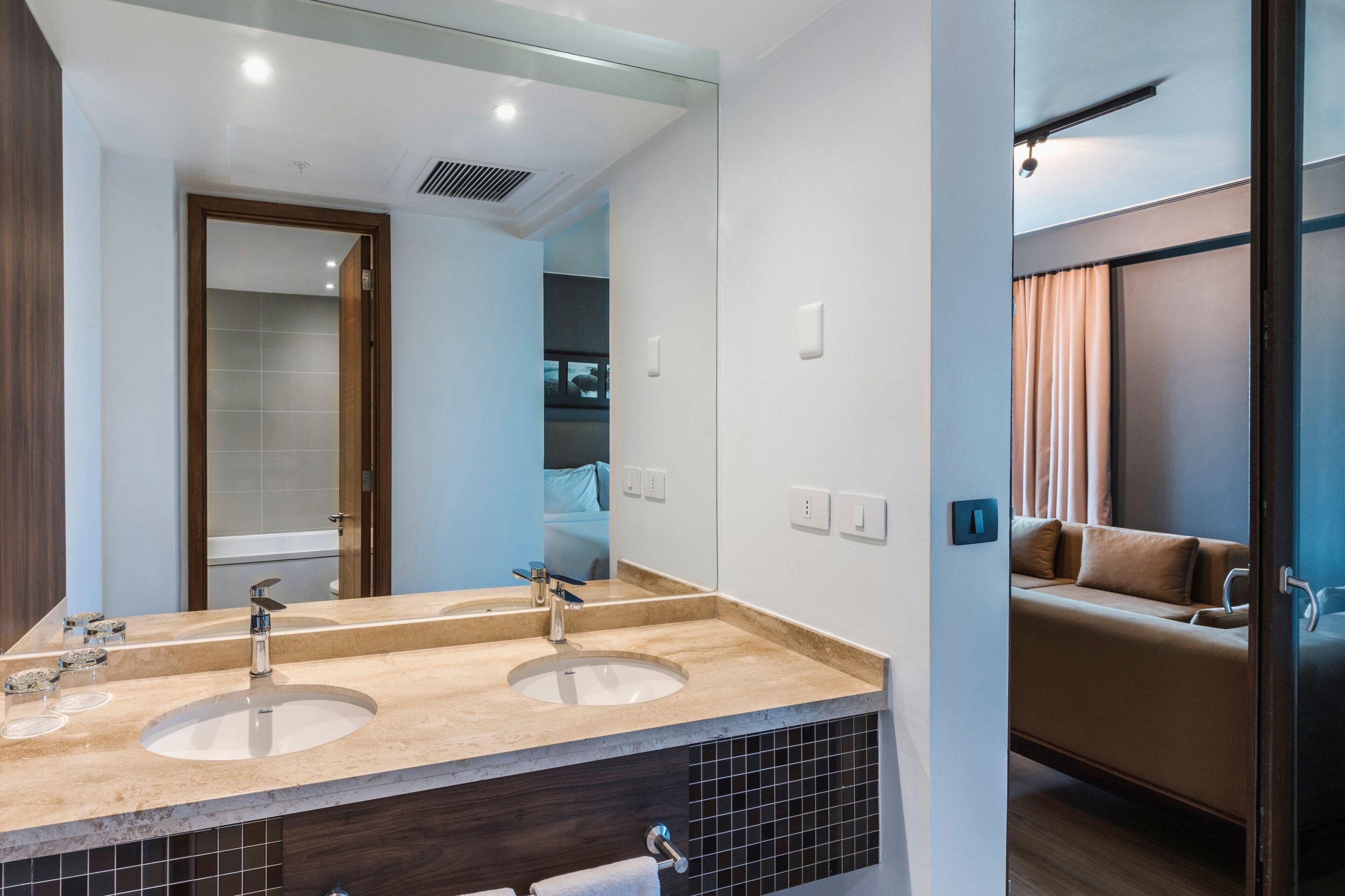 suite, 1 bedroom, non smoking | bathroom | shower, free toiletries, hair dryer, towels