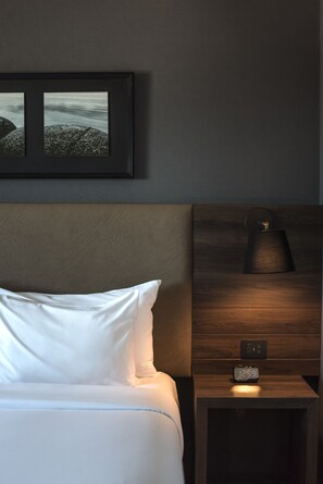Room, 1 King Bed | In-room safe, desk, laptop workspace, free cribs/infant beds