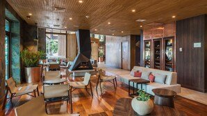 Un interior moderno con chimenea, zona de estar y suelo de madera.
