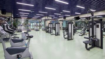 Ett gym med löpband, styrketräningsmaskiner och fria vikter.