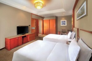 Coffres-forts dans les chambres, fer et planche à repasser, réveils