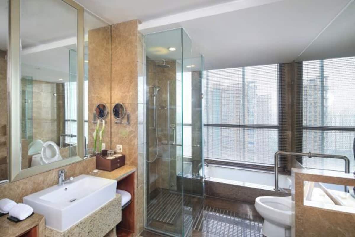 خزنة داخل الغرفة ومكواة/لوح كي ومُنبهات