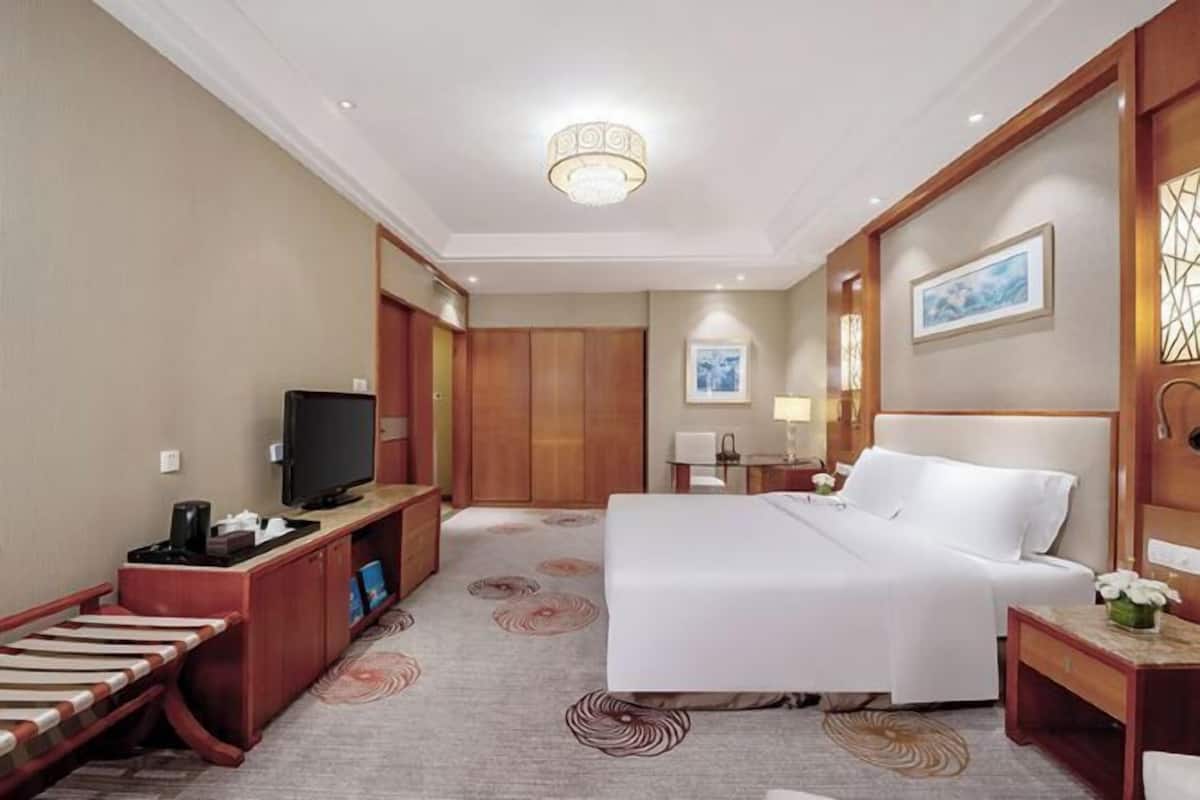 Safe på rommet, strykejern/-brett og vekkerklokke