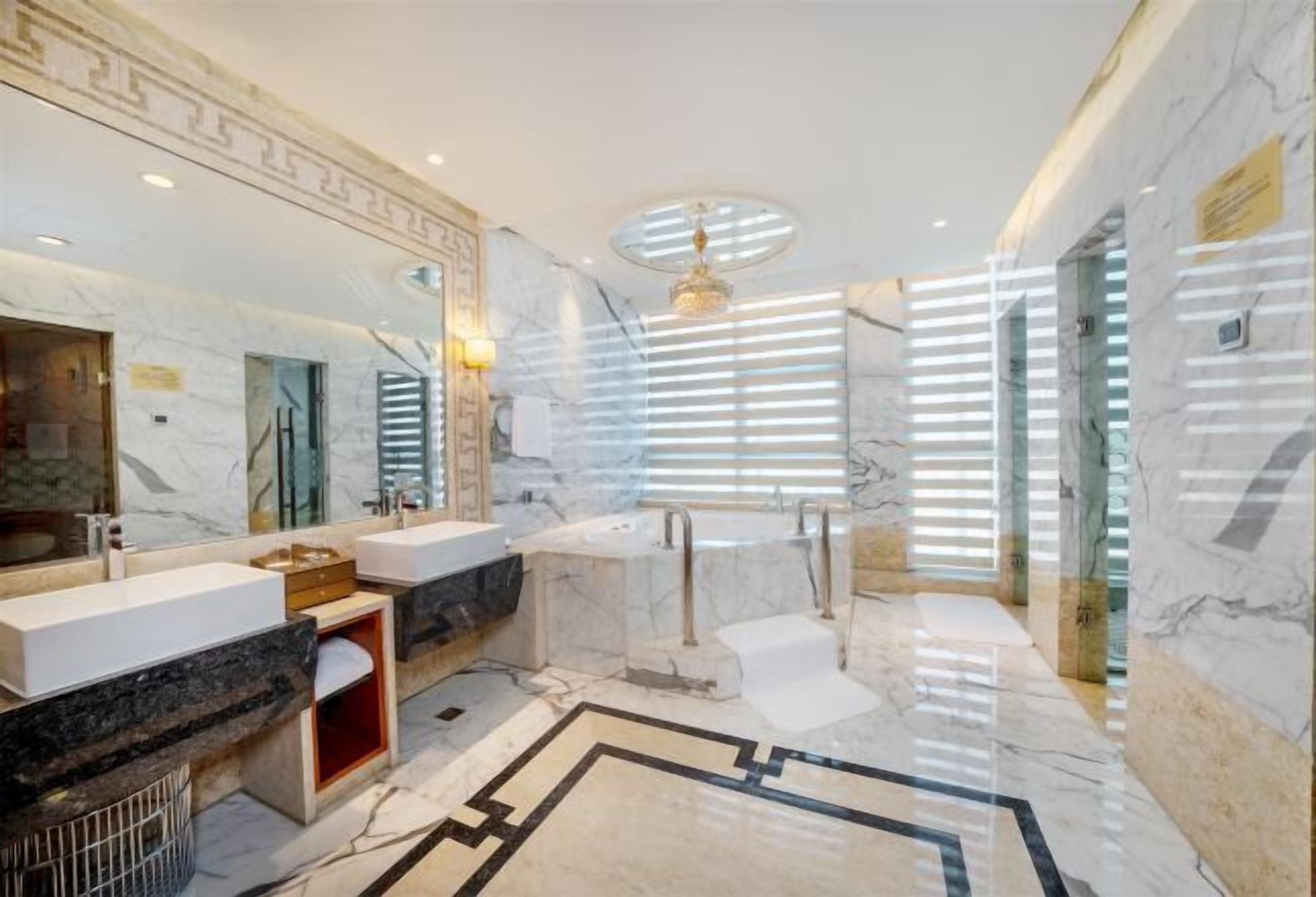 Caja de seguridad en la habitación y tabla de planchar con plancha 