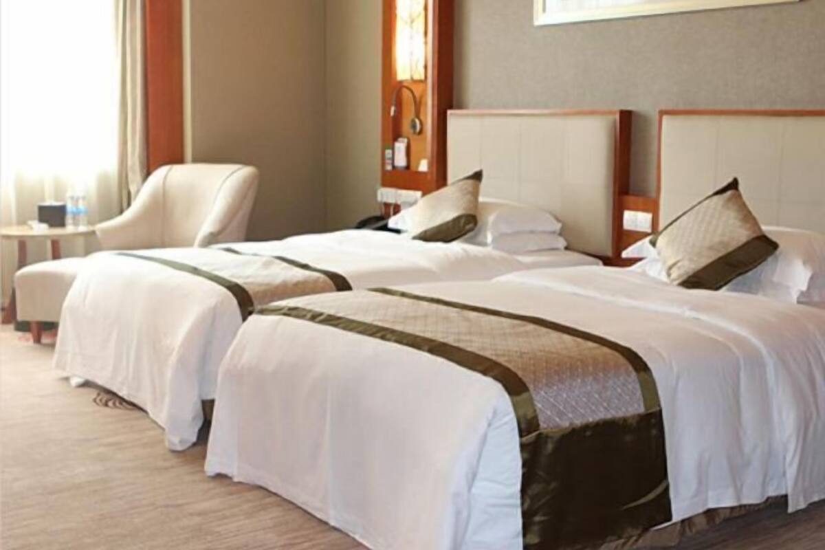 Caja de seguridad en la habitación y tabla de planchar con plancha