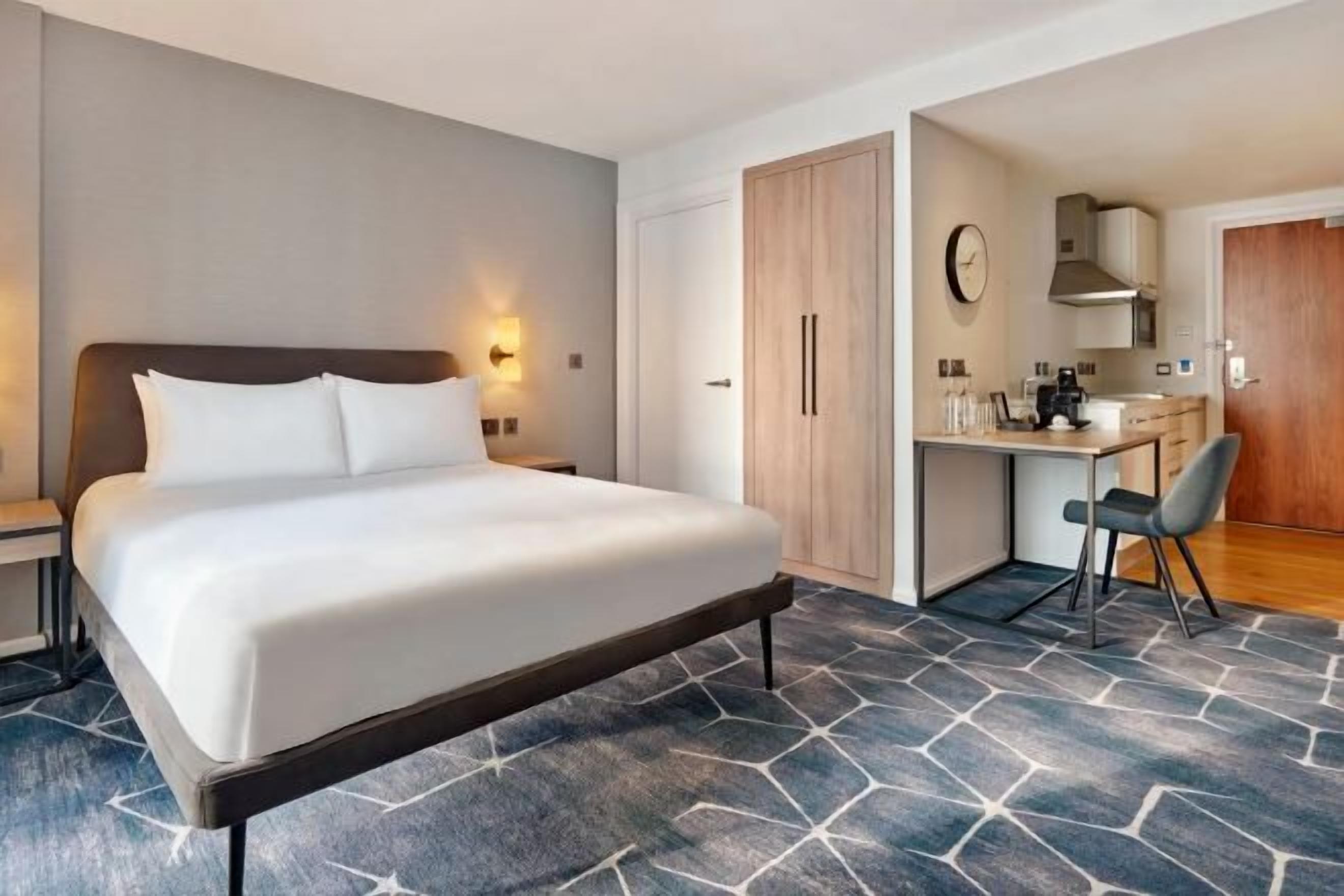 低過敏寢具、客房內保險箱、書桌、筆電工作空間