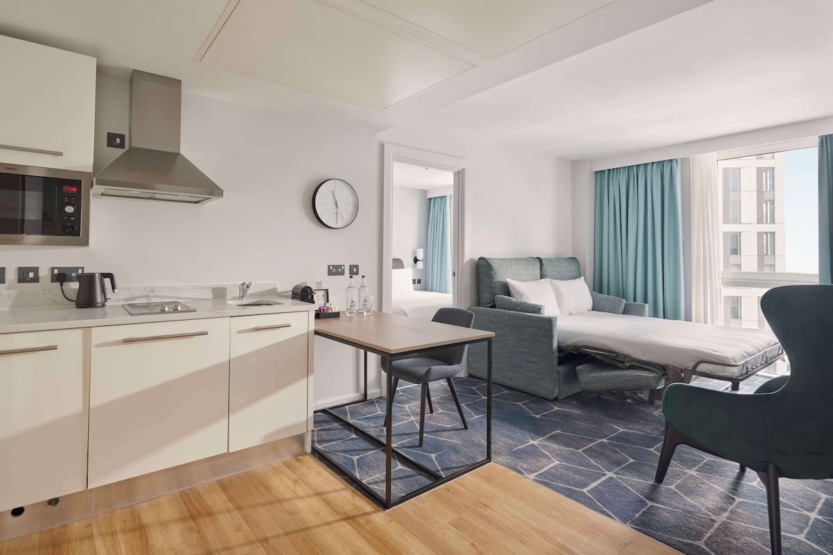 Suite, 1 kingsize bed met slaapbank, uitzicht op park | 1 slaapkamer, hypoallergeen beddengoed, een kluis op de kamer