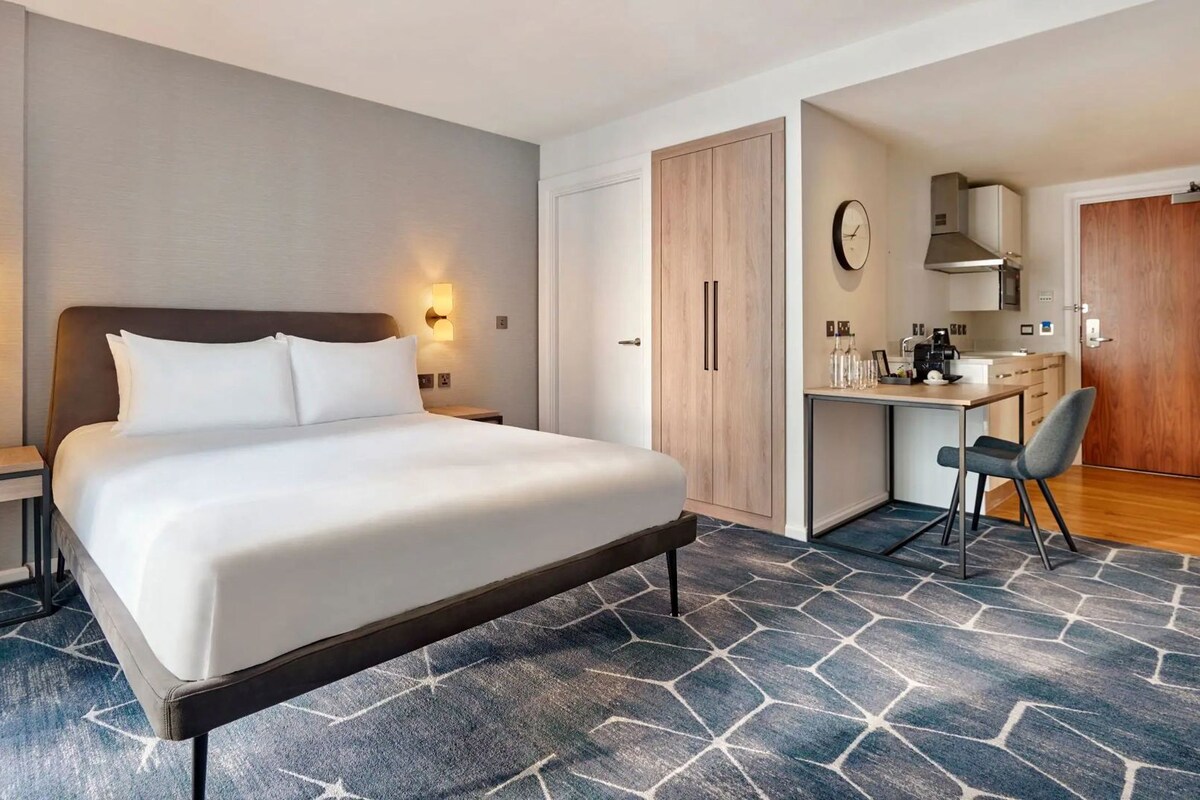 Hypo-allergenic bedding available, in-room safe, desk, laptop workspace