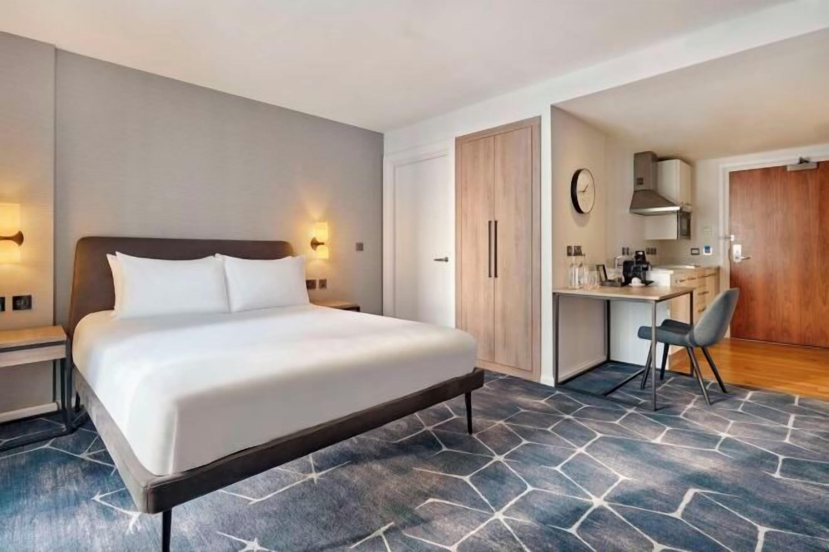 低過敏寢具、客房內保險箱、書桌、筆電工作空間