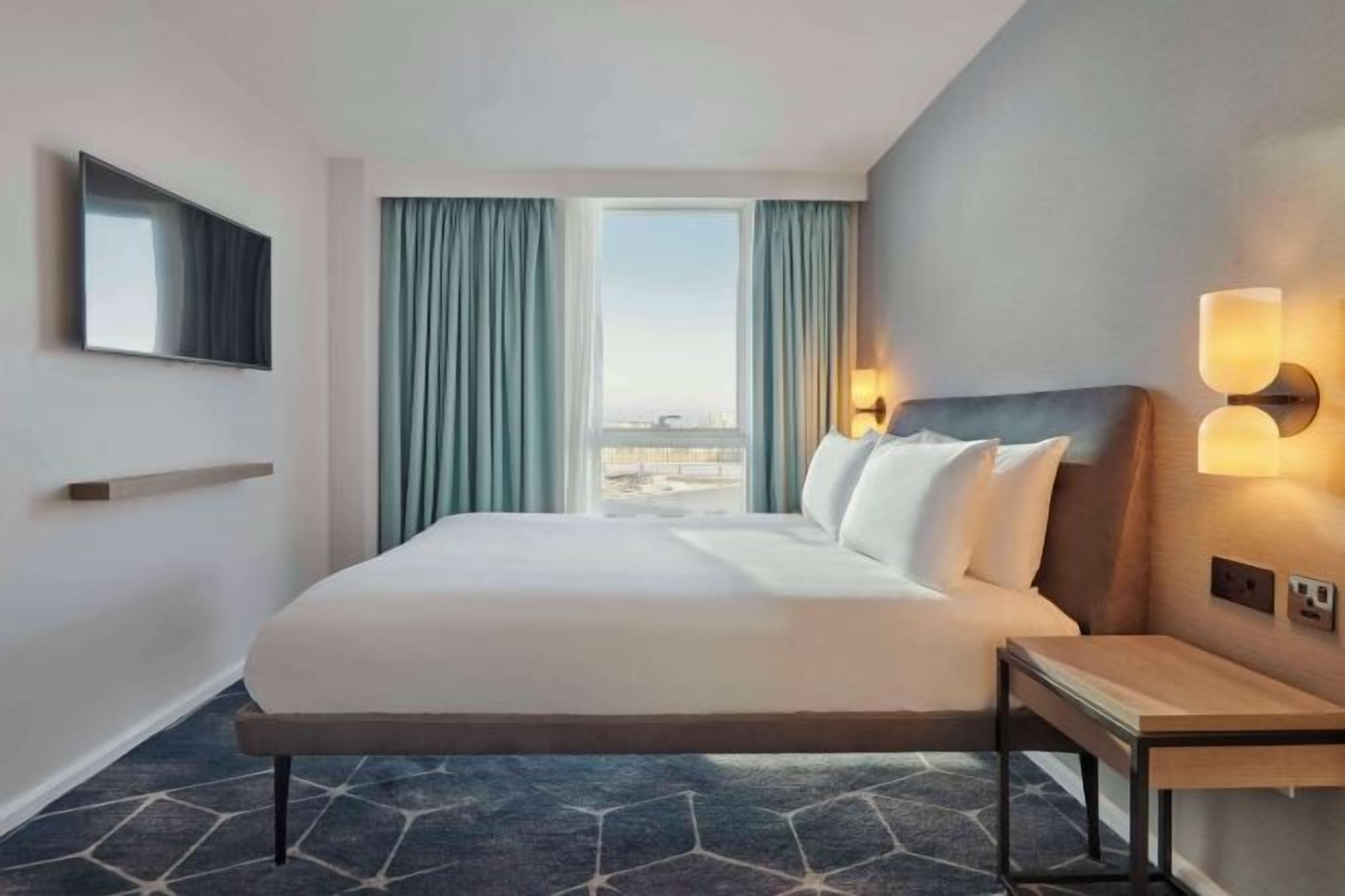 低過敏寢具、客房內保險箱、書桌、筆電工作空間