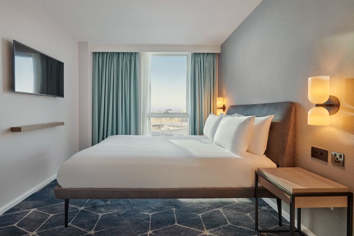 Hypo-allergenic bedding, in-room safe, desk, laptop workspace